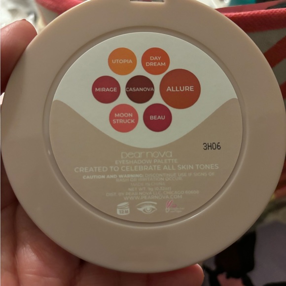 Pear Nova Eyeshadow Palette Mattes Metallics Neutrals 7 Shades New in Box. - Picture 5 of 6